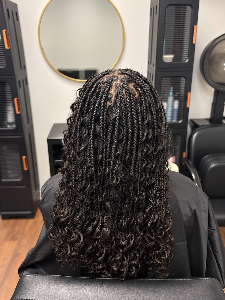 Small knotless braids and their parting